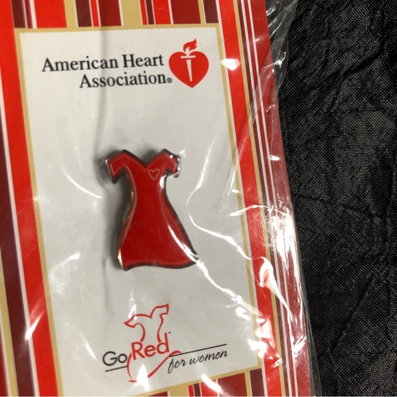 2003 Set of 2 Go Red for Women - Enamel Red Dress Pinback Pins nwt - Picture 4 of 5